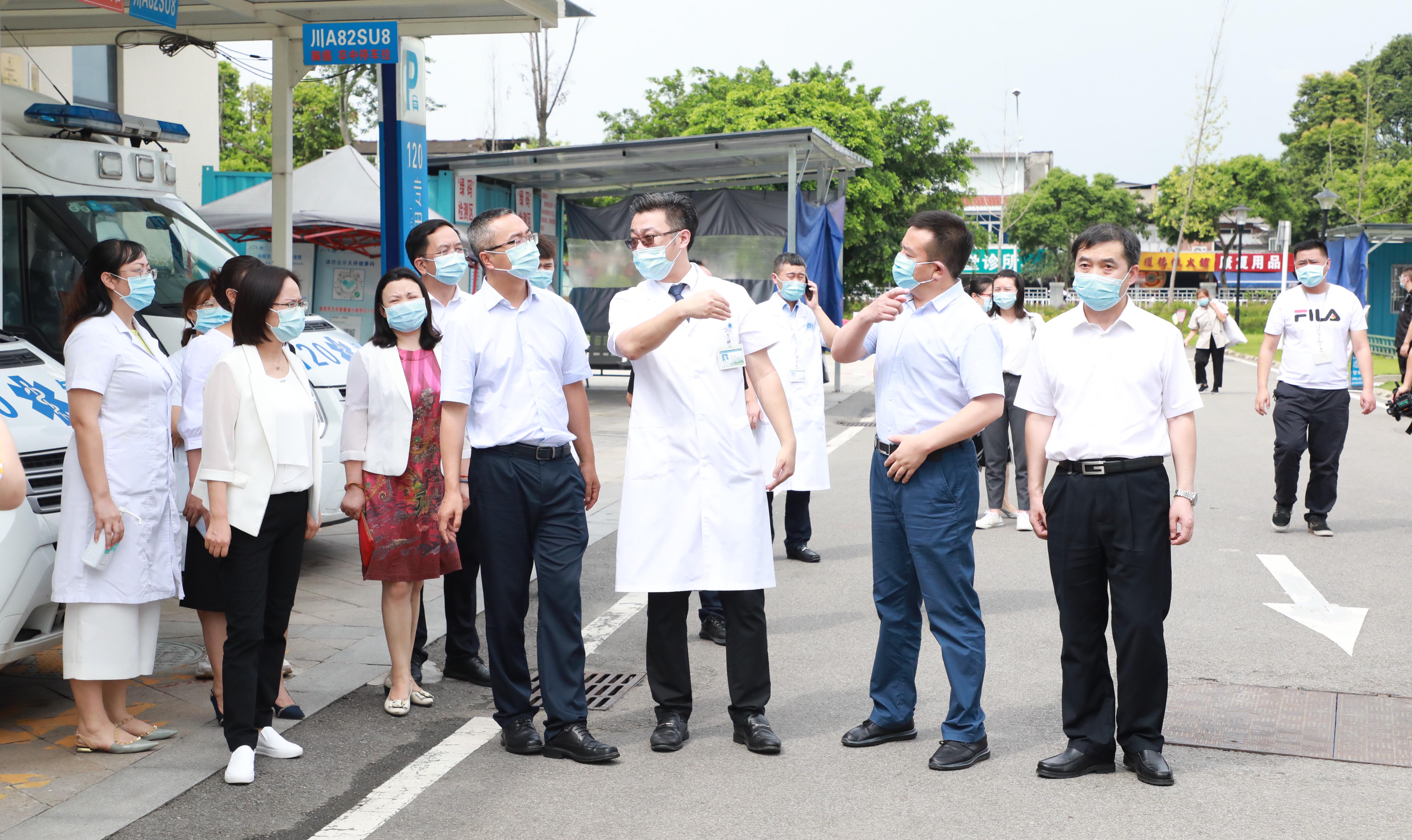 金堂县委书记,淮州新城党工委书记钟静远一行到华西金堂医院调研