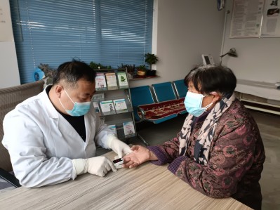 桓台县荆家镇后孙村乡村医生李志学正在为群众检测血氧饱和度_副本.jpg