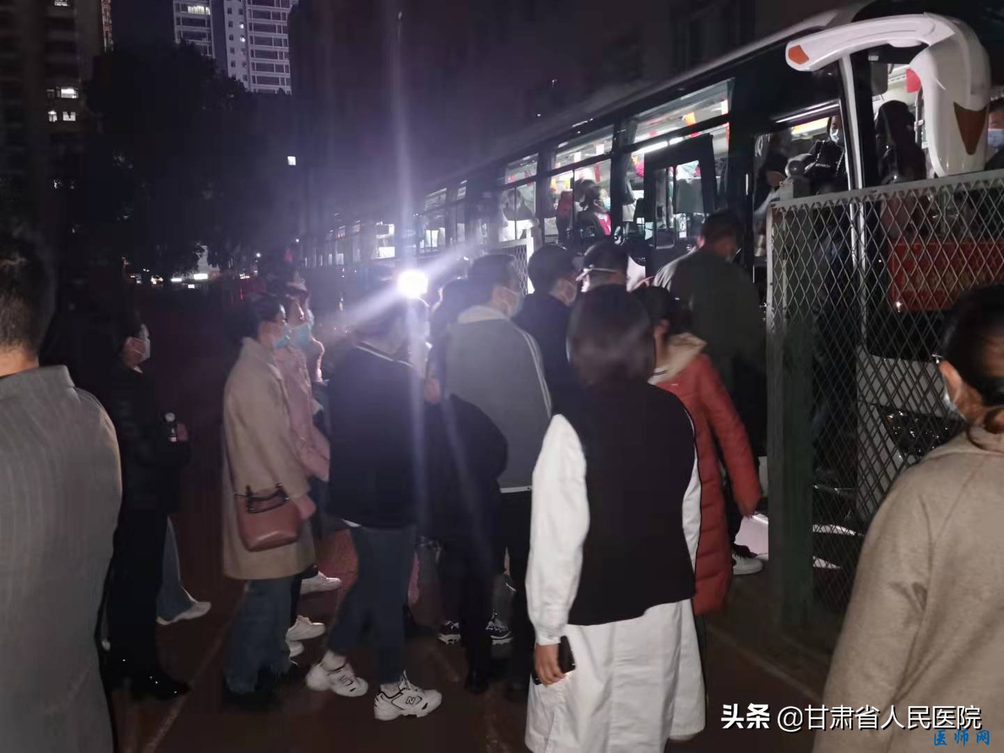 紧急驰援 冲锋在前——甘肃省人民医院抽调500余名医务人员开展重点人群核酸检测