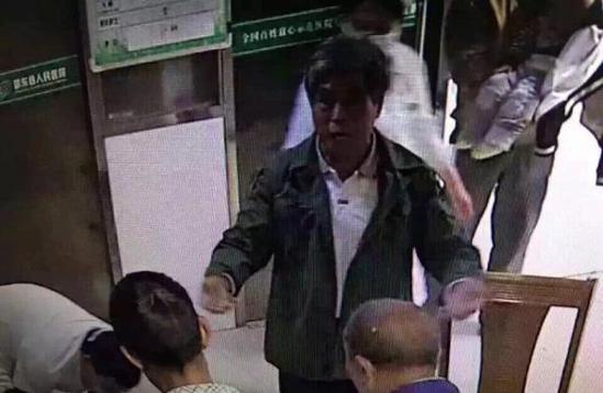湖南一医生被患者家属殴打病危 警方抓获2名凶手
