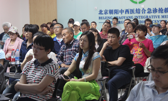 参加活动的患者及家属认真聆听张晓东主任的....JPG