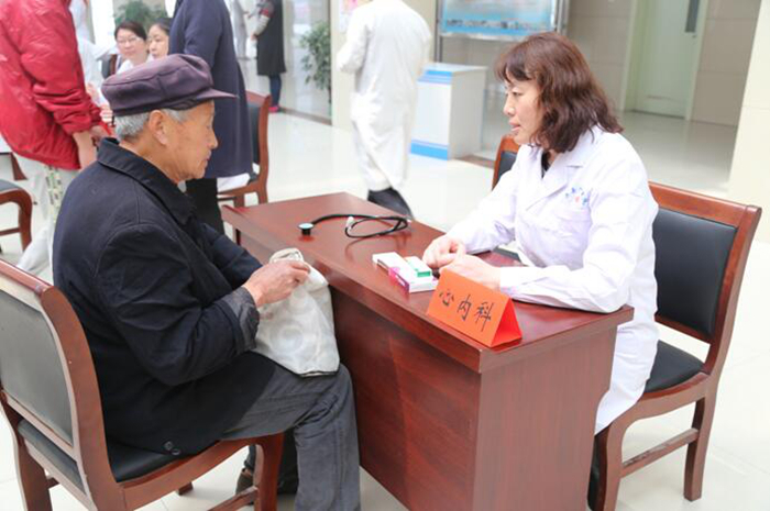 专家们在淇县人民医院开展义诊.jpg