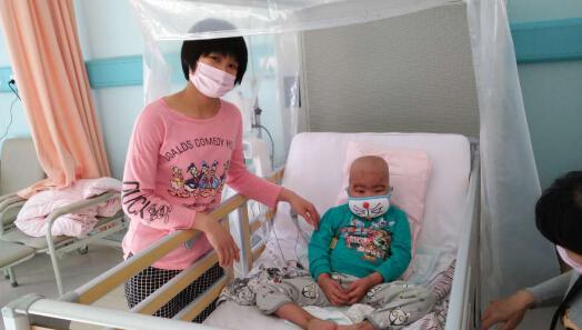 重病患儿母亲扮“蜘蛛侠”筹集医药费