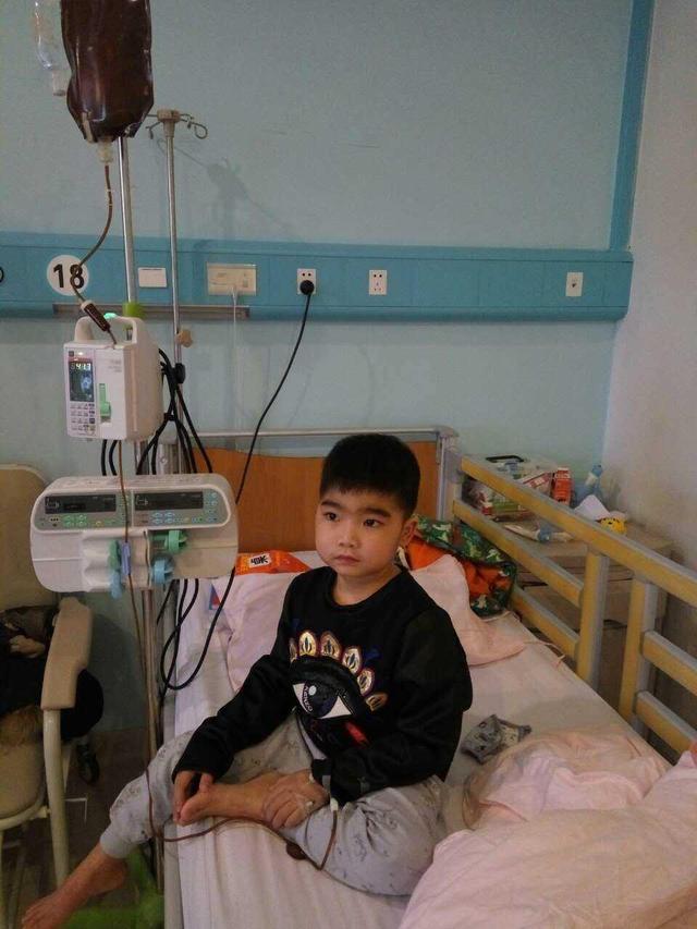 重病患儿母亲扮“蜘蛛侠”筹集医药费