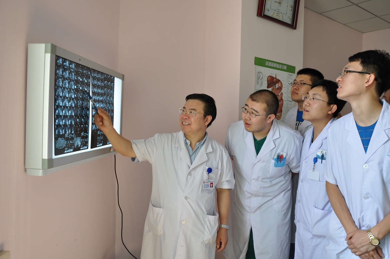 图一：王锡山教授在给学生分析病人影像片.JPG