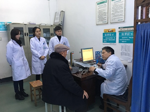 基地主任余飞示范问诊.jpg