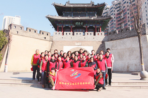 志愿者在通济门（潍坊市市立医院发源地）前合影_副本.jpg