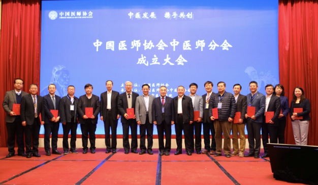 给副会长颁发证书2.jpg