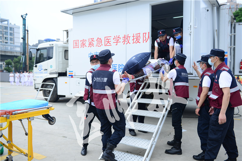 伤员被送至移动治疗车上进一步处理。.jpg