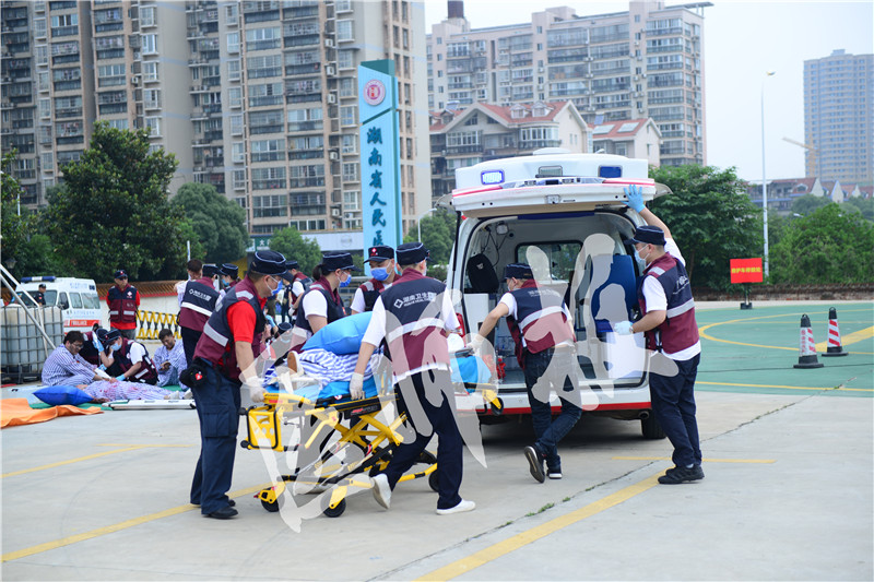伤者被救护车转院。.jpg