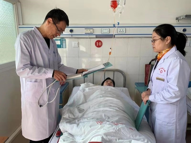 医疗专家在基层卫生院带教查房_副本.jpg