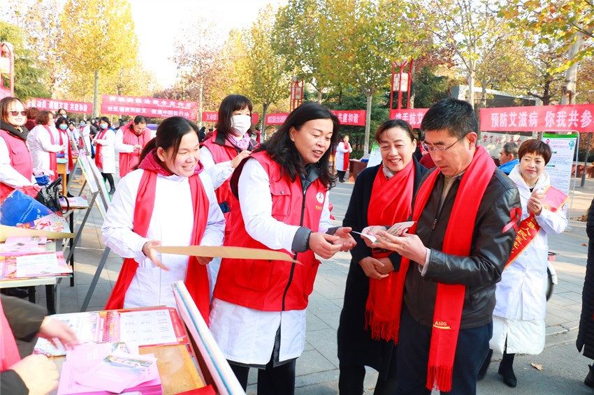向市民宣传艾滋病防控知识2_副本.jpg