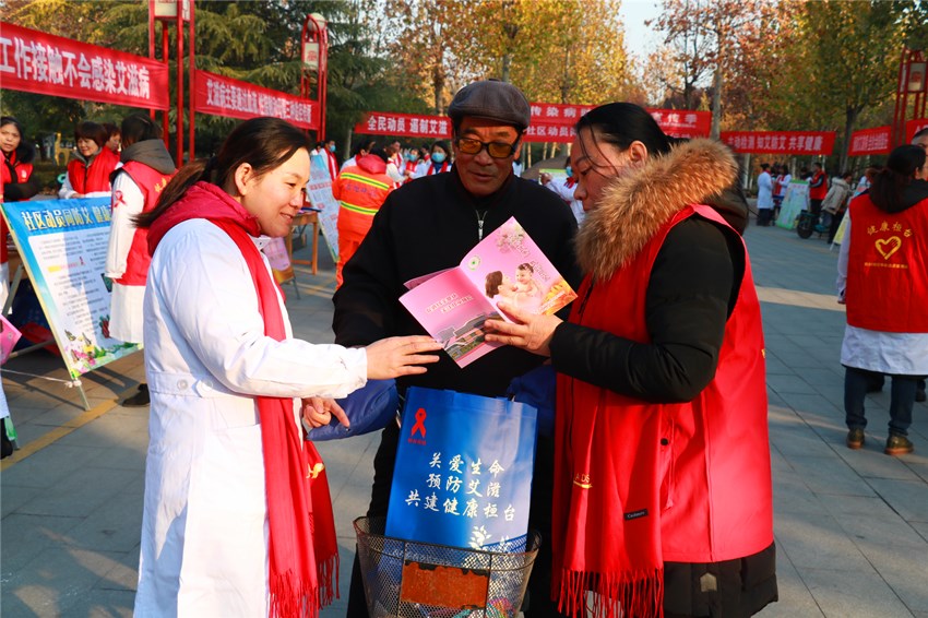 向市民宣传艾滋病防控知识3_副本.jpg