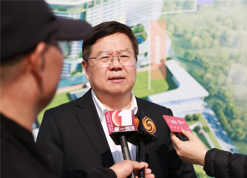 ▲中国医学科学院肿瘤医院深圳医院院长王绿化接受采访.png
