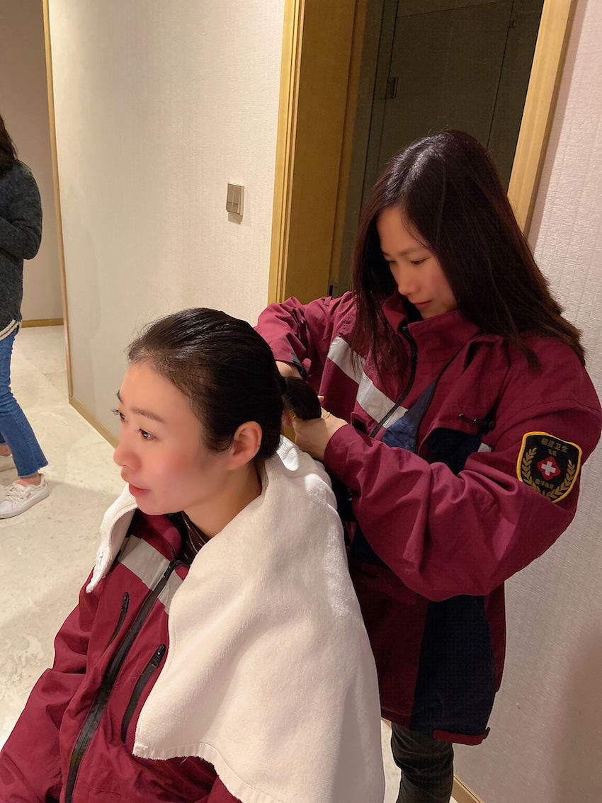 谢惠芳、林燕华互剪头发.jpg