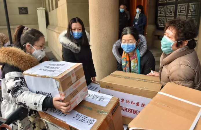 ▲护理部吴欣娟主任（右一）、郭娜副主任（右二）在机场清点医疗队物资.png