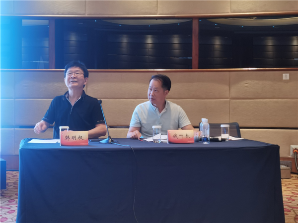 同济大学附属肺科医院韩明权教授与上海宝山区中西医结合医院钱叶长教授主持会议.png