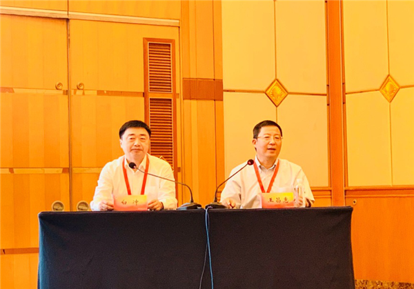 专题报告主持人白冲教授和王昌惠教授.png