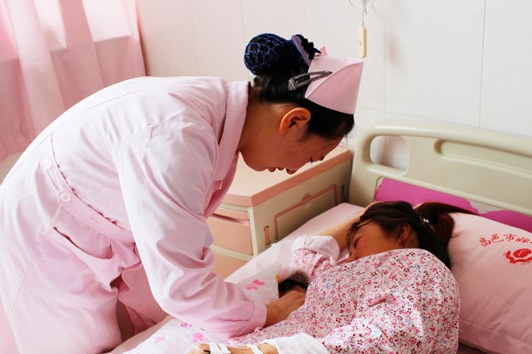 优质护理——护士指导产妇母乳喂养_副本.jpg