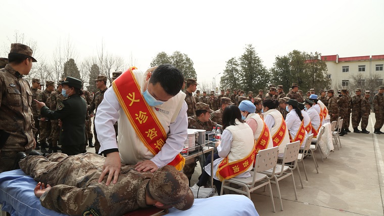 4义诊现场.JPG
