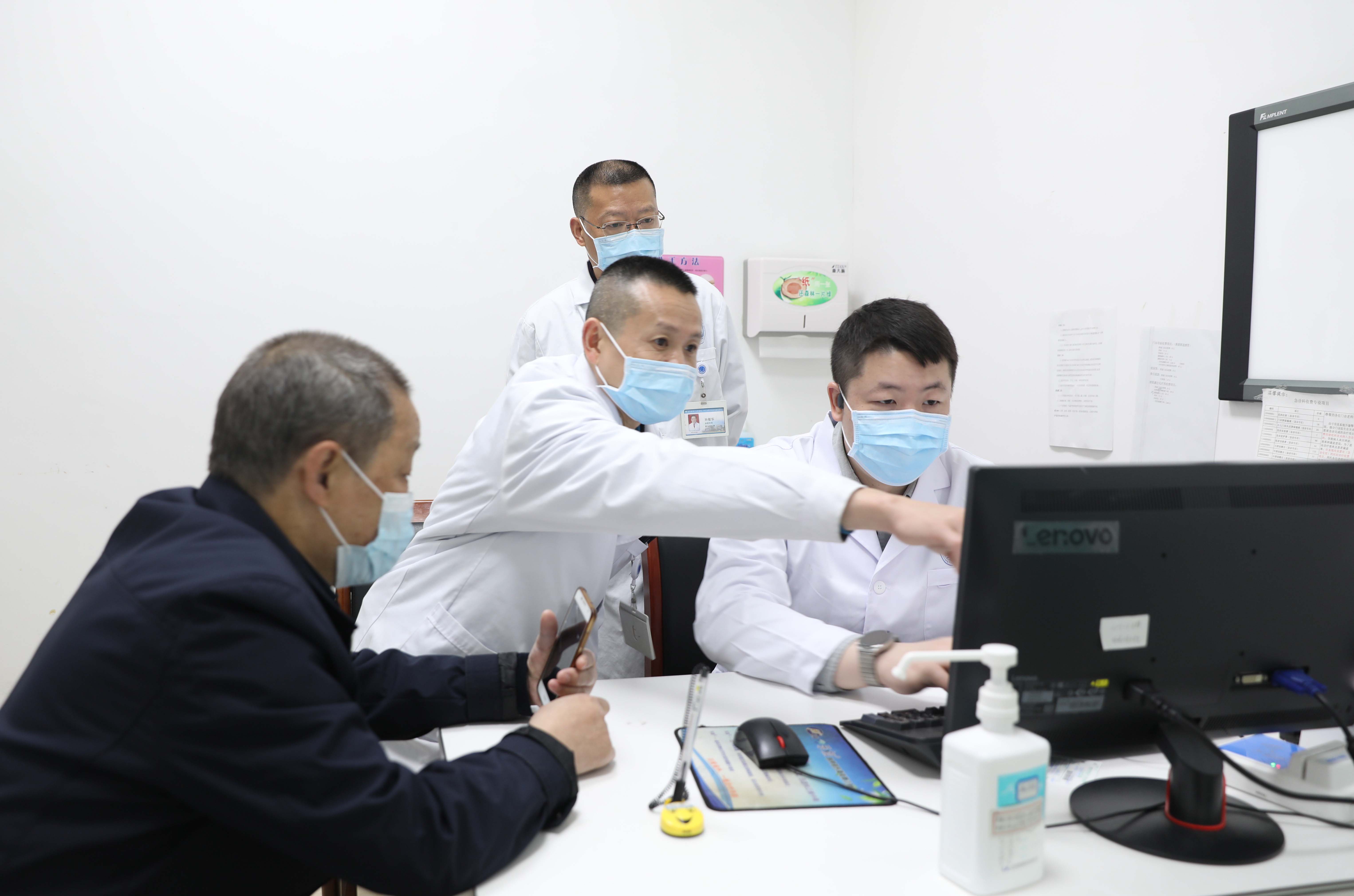 泌尿科主任林斌与华西教授刘振华在门诊诊断室讨论患者治疗方案.JPG