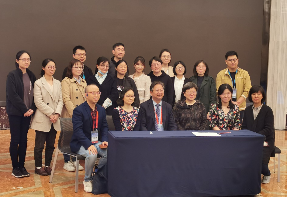 社区医生肺功能报告分析竞赛点评专家与参赛选手合影.png