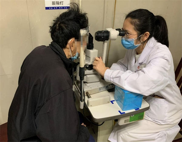管床医师吴安花在为王先生作检查.jpg