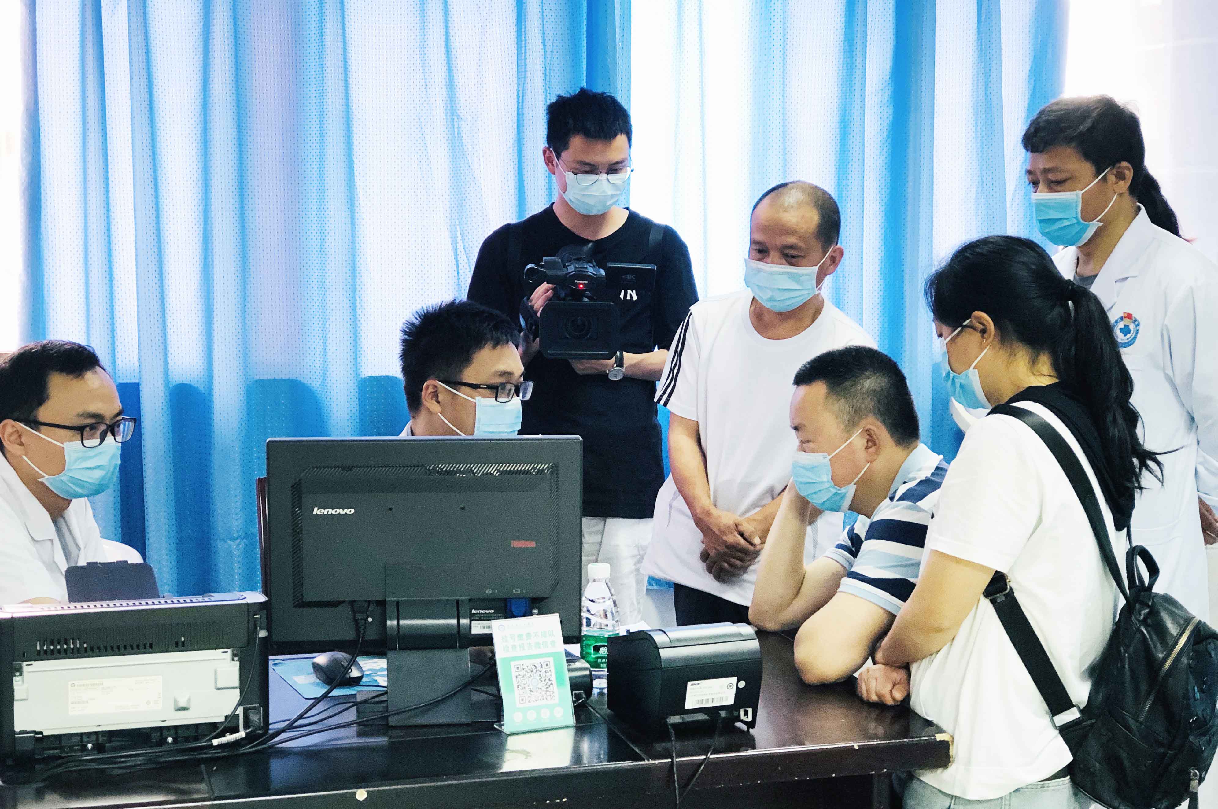2021.5.19华西医院专家刘浩在门诊1诊断室会诊我县病人10.jpg