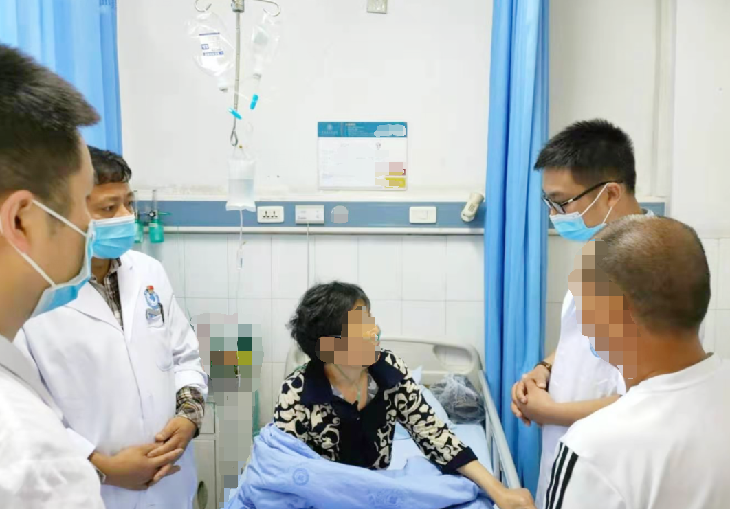 2021.5.19华西医院专家刘浩在神经外科会诊我院住院病人.png