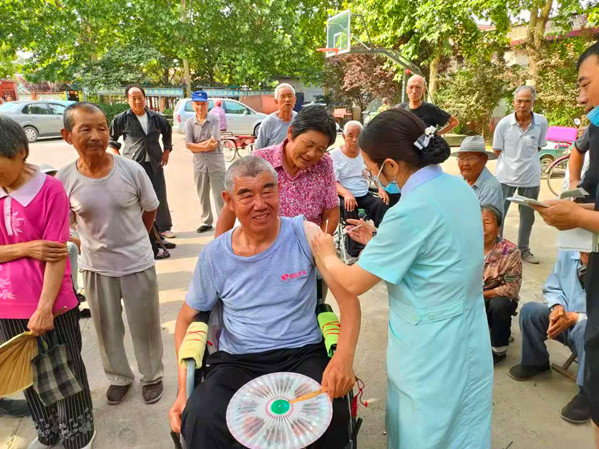 “这针打的好，一点都不疼”_副本.jpg