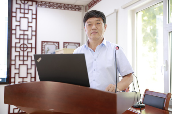 袁超主持会议_副本.jpg