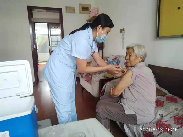 桓台县荆家镇卫生院家庭医生团队上门为群众接种_副本.jpg