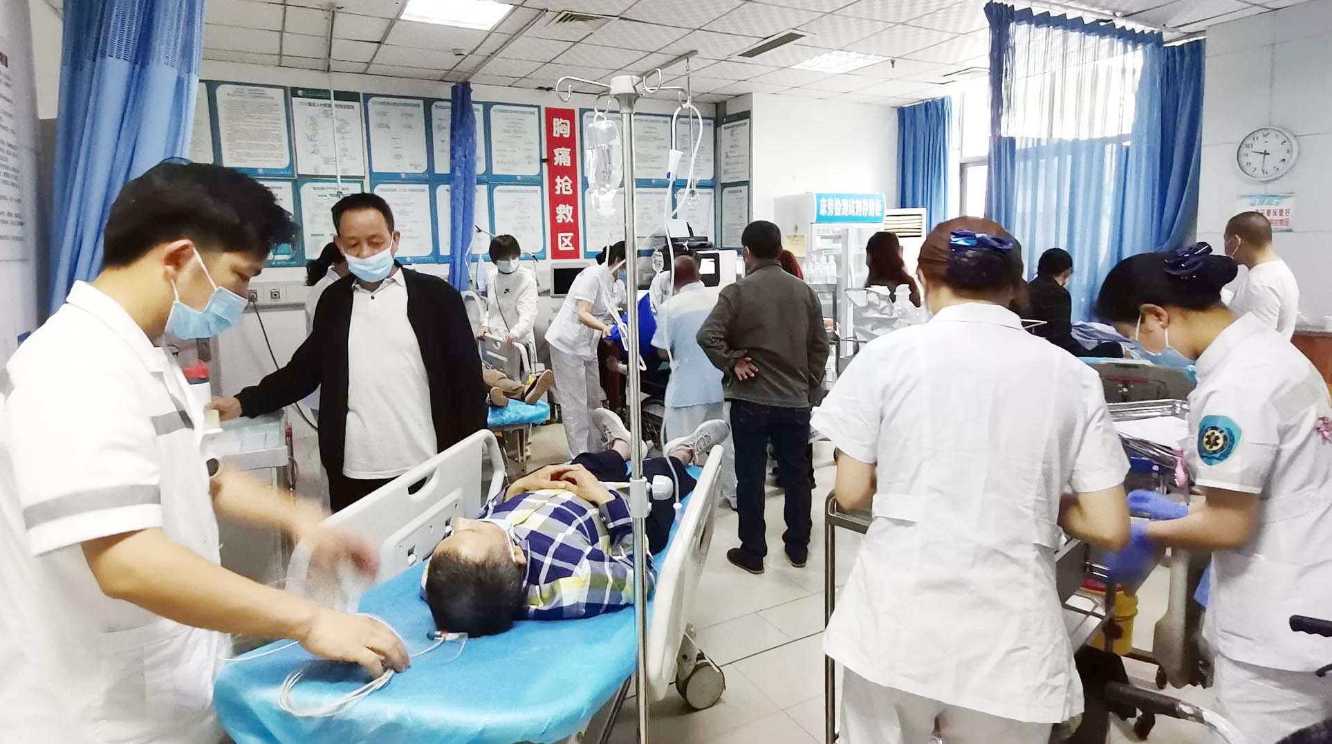 绵竹市人民医院：急诊医生的一天.jpg
