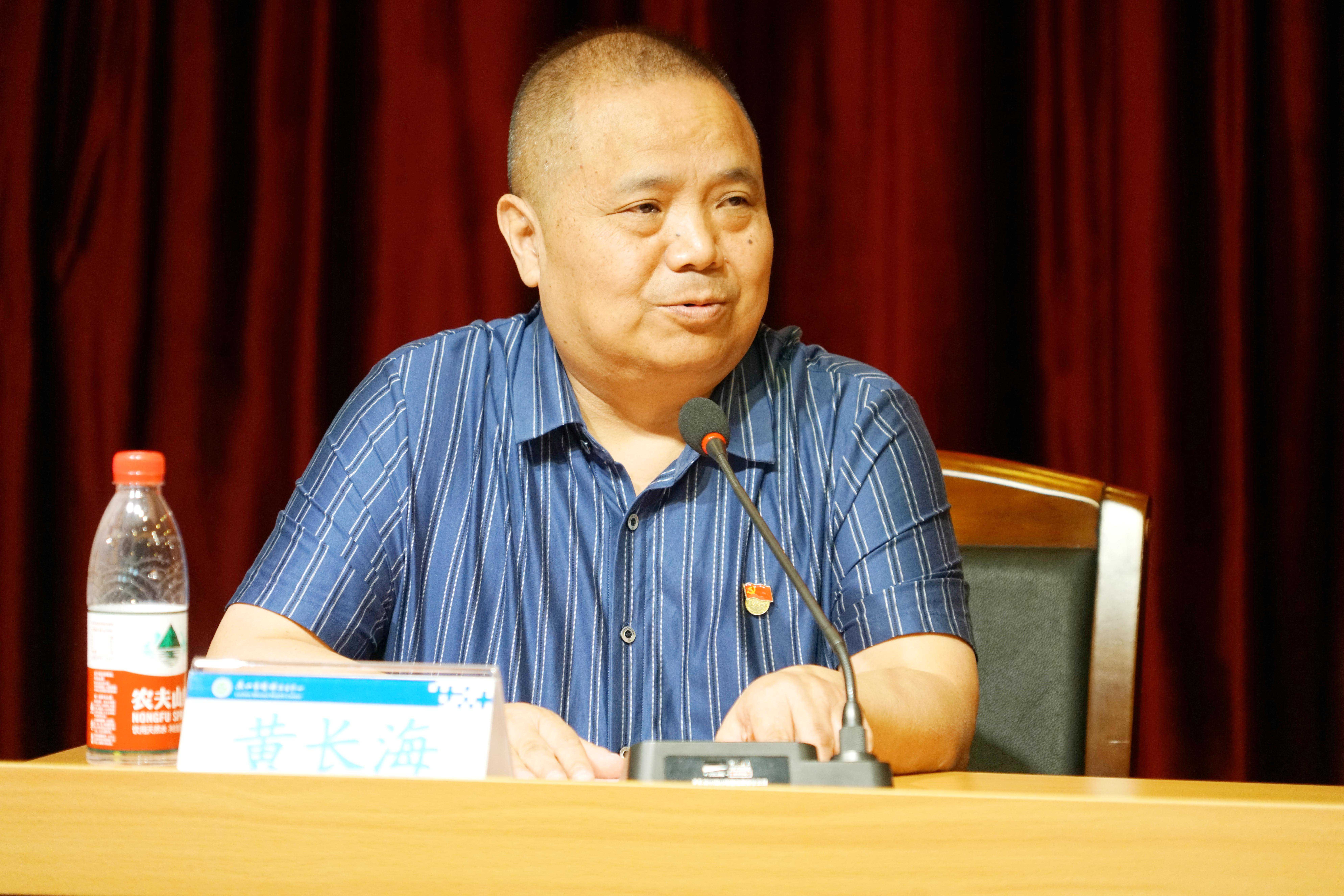 乐山市精神卫生中心党委书记黄长海主持活动.JPG