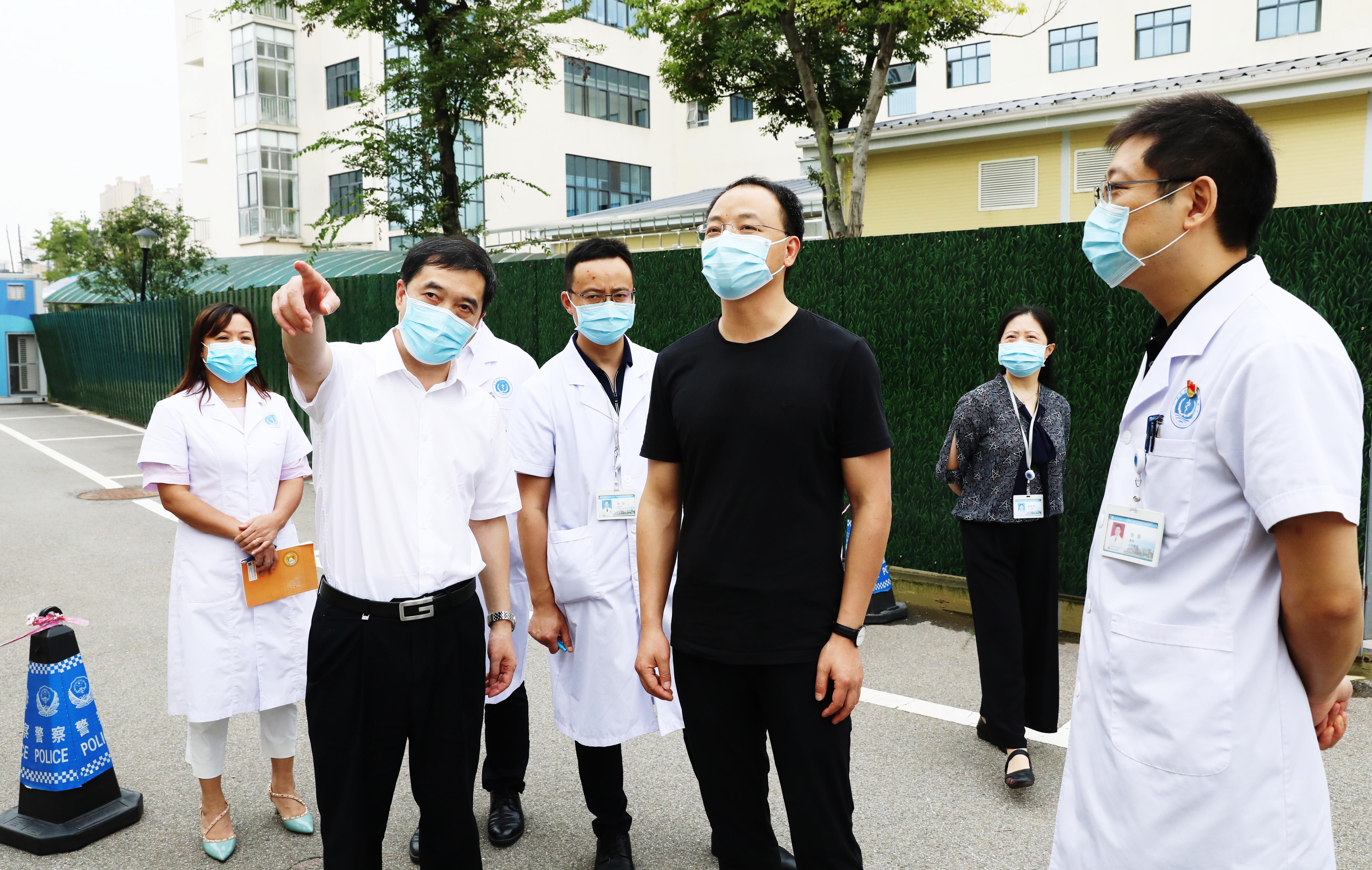 王乐平卫健局局长介绍医院疫情防控情况.JPG