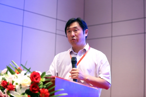 6.中国康复医学会康复医学教育专业委员会假肢教育学组副组长李古强宣布获奖名单。杨涛摄.jpg
