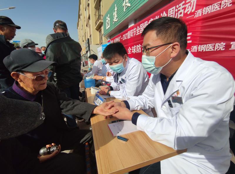 【爱老敬老  情暖重阳】义诊进入社区  服务百姓健康——酒钢医院微创脊柱外科、针灸科、疼痛科到建林社区卫生服务站举行义诊活动 (1)_看图王.jpg