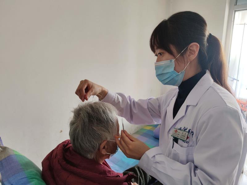 【爱老敬老  情暖重阳】义诊进入社区  服务百姓健康——酒钢医院微创脊柱外科、针灸科、疼痛科到建林社区卫生服务站举行义诊活动 (3)_看图王.jpg