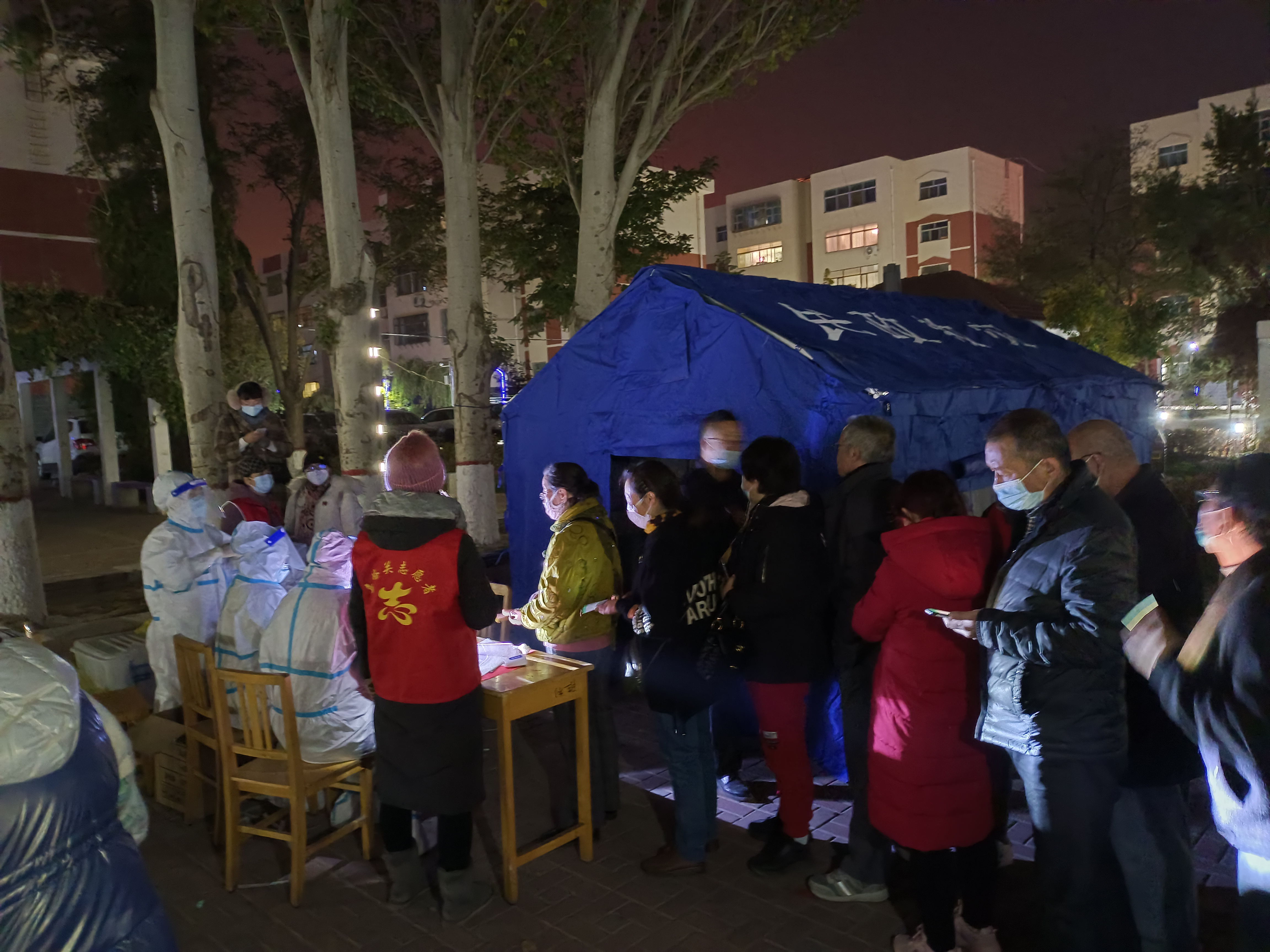 疫情就是命令   防控就是责任——酒钢医院全力以赴配合做好疫情防控嘉峪关全员核酸检测工作 (7)_看图王.jpg