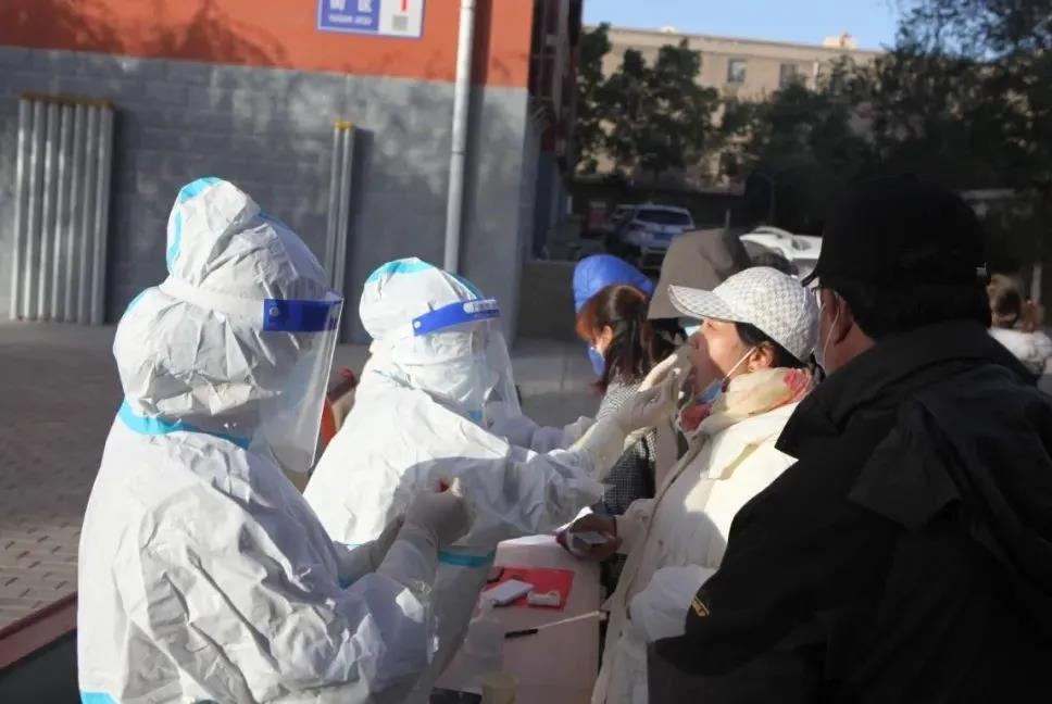 疫情就是命令   防控就是责任——酒钢医院全力以赴配合做好疫情防控嘉峪关全员核酸检测工作 (11)_看图王.jpg