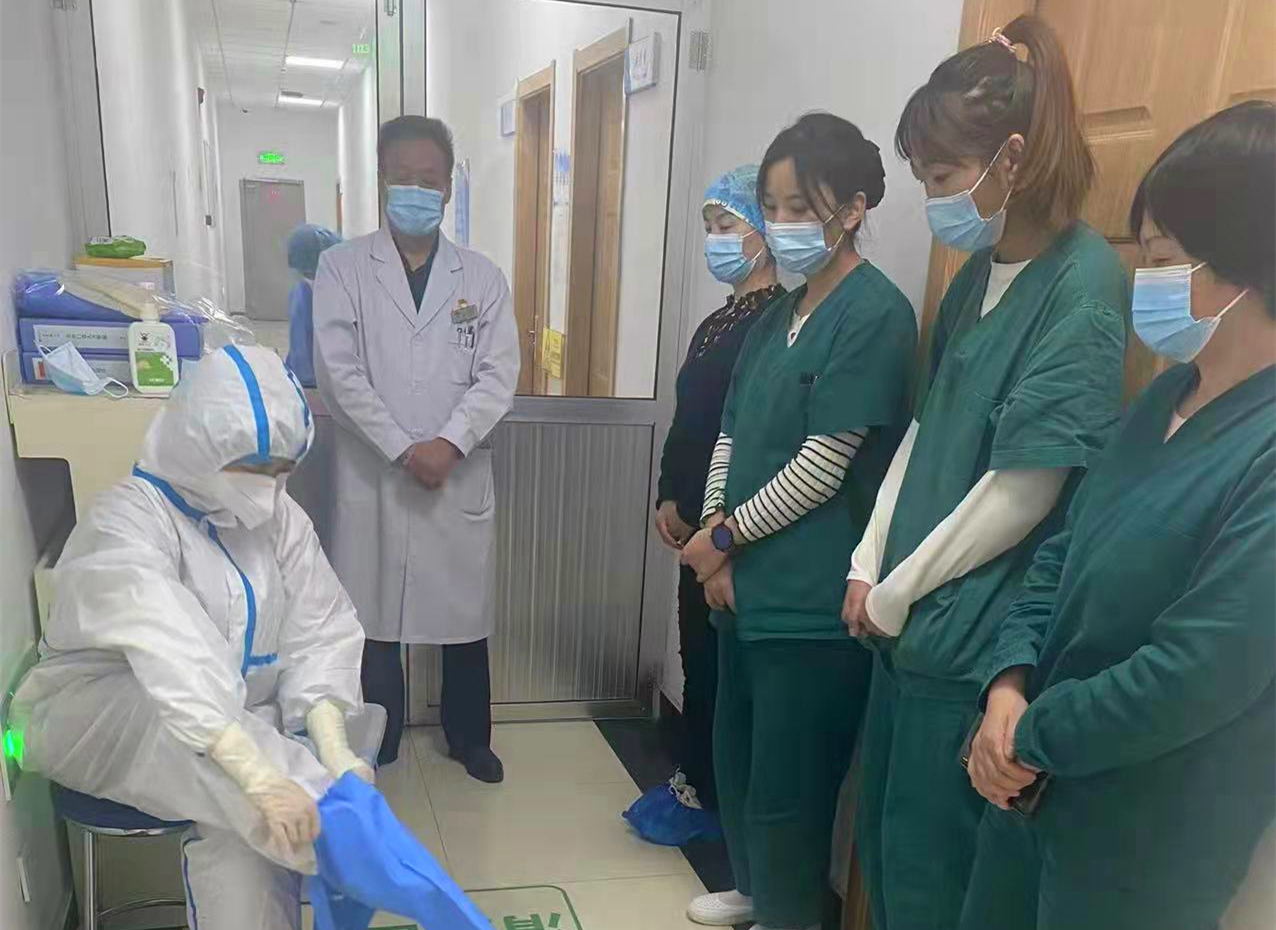用信念和责任筑起抗击疫情的钢铁长城——记酒钢医院发热门诊 (1)_看图王.jpg