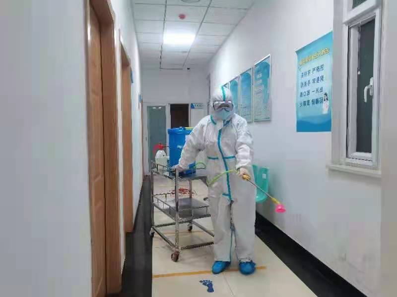 用信念和责任筑起抗击疫情的钢铁长城——记酒钢医院发热门诊 (2)_看图王.jpg