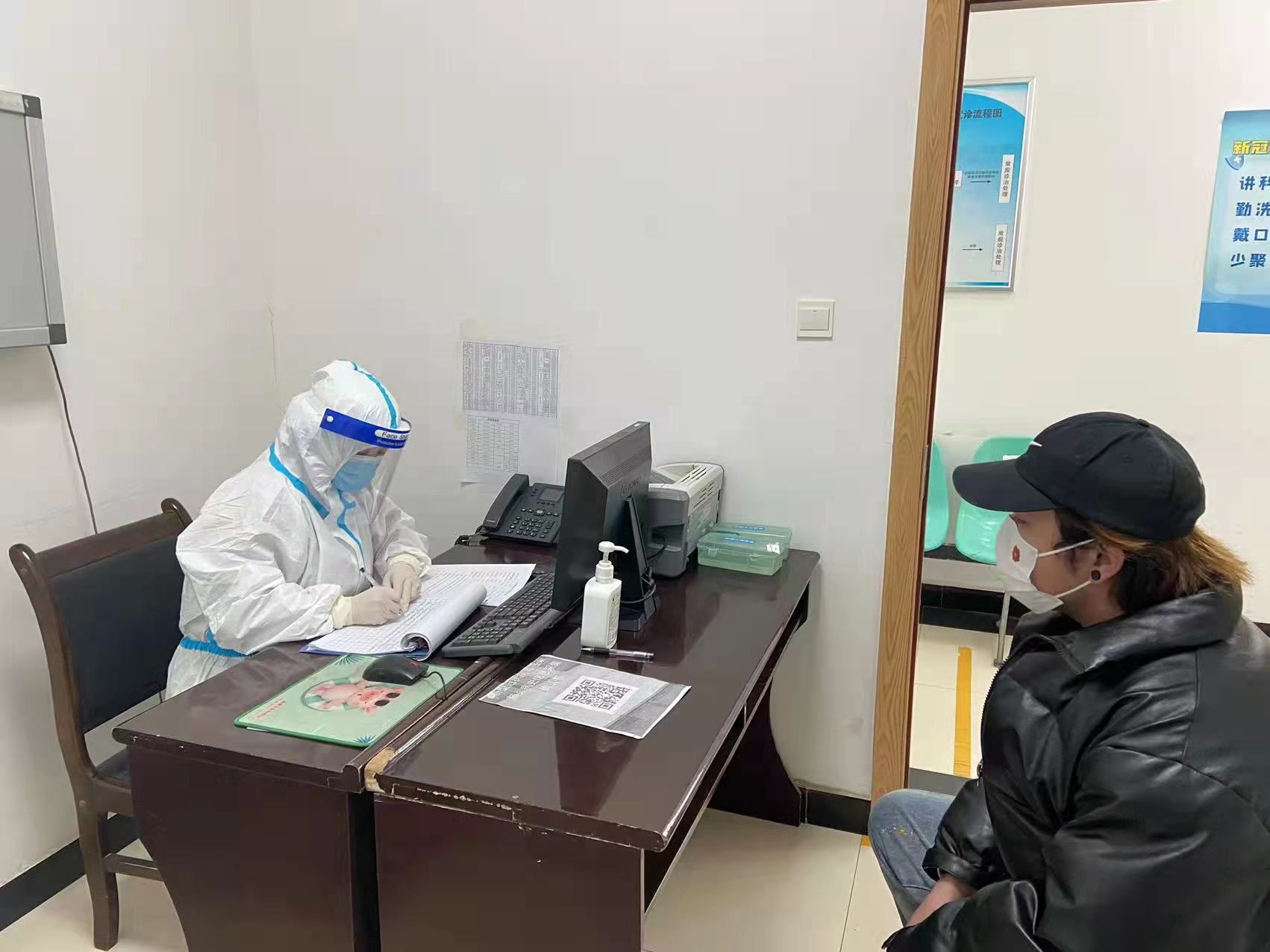 用信念和责任筑起抗击疫情的钢铁长城——记酒钢医院发热门诊 (3)_看图王.jpg