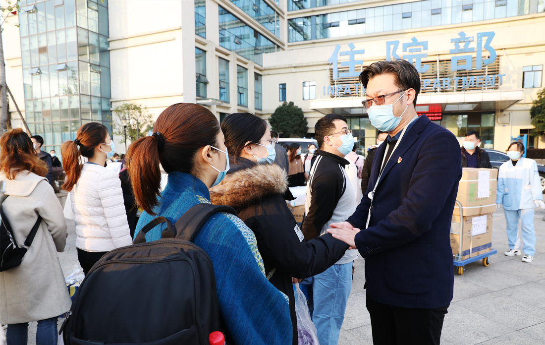 2021.11.8驰援成都第三批 握手 (2)_副本.jpg