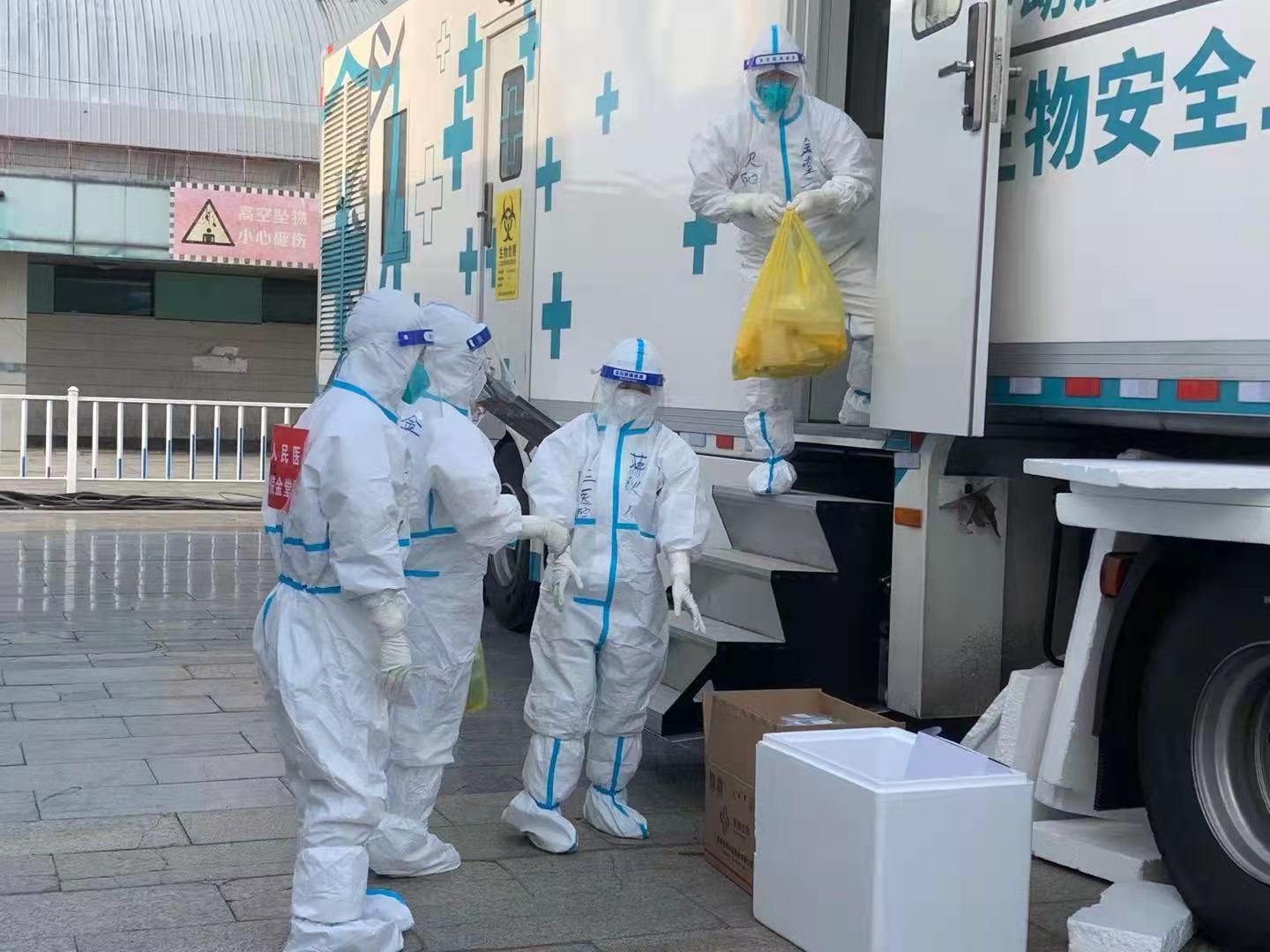 站在方舱车上.jpg