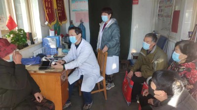 起凤镇中心卫生院牛国栋在鱼一村为村民诊疗_副本.jpg
