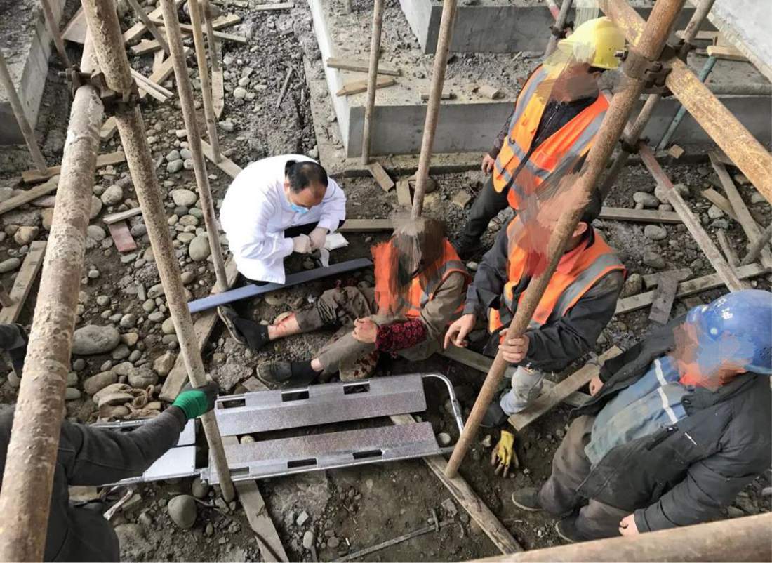 高处坠落命悬一线__绵竹市人民医院急诊科上演“生死时速”.jpg