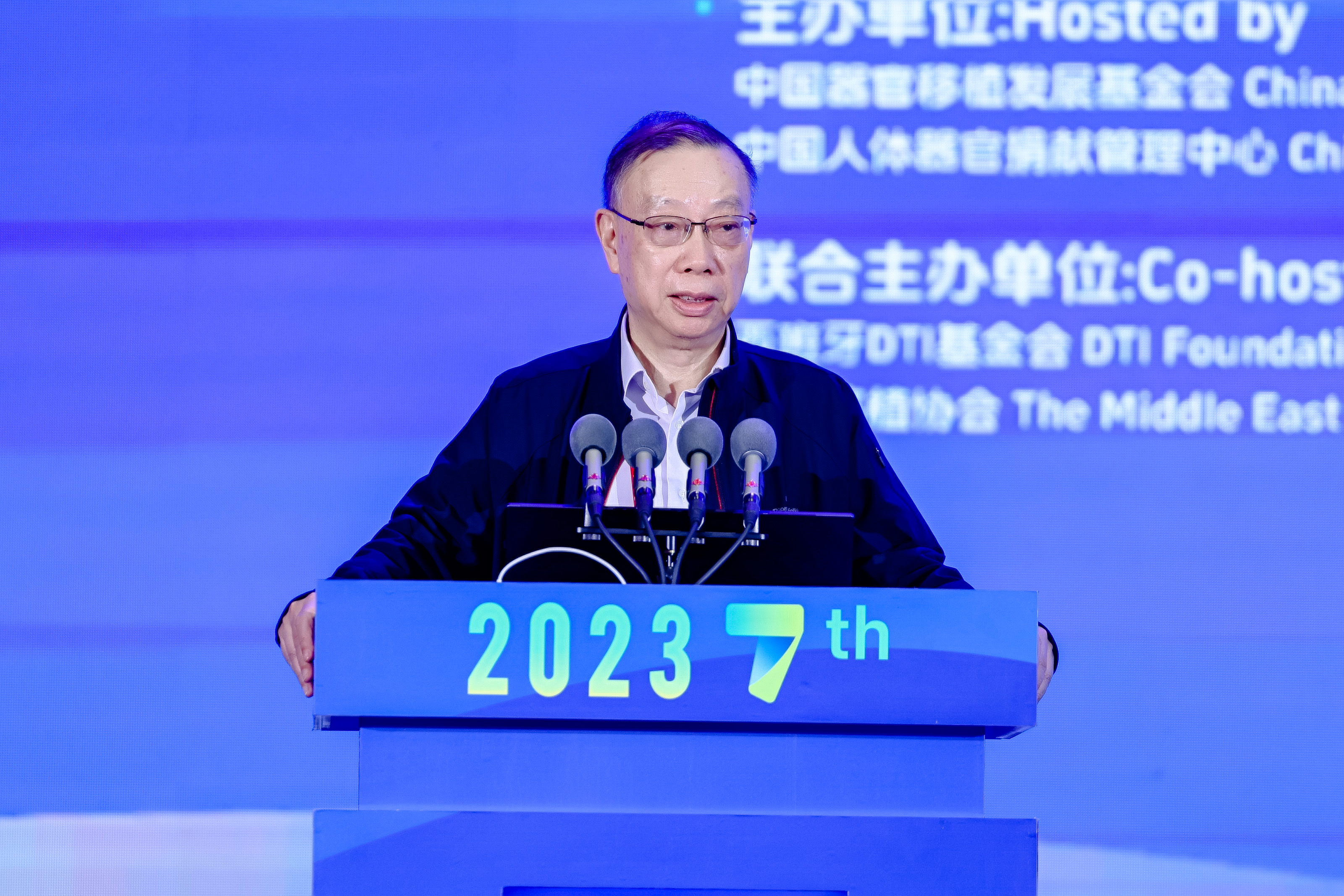 黄洁夫.jpg