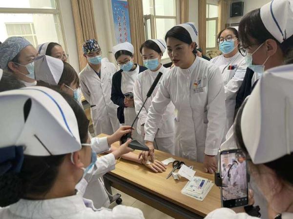 畅通无阻 管你安全——酒钢医院护理部开设“管道护理工作坊”（6）.jpg
