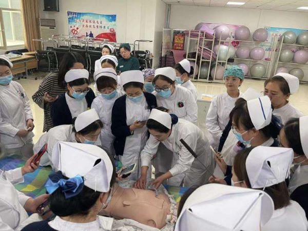 畅通无阻 管你安全——酒钢医院护理部开设“管道护理工作坊”（3）.jpg